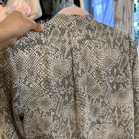 Babaton Aritzia Akira Blouse Size Small Snake Print 71882 - Picture 10 of 12